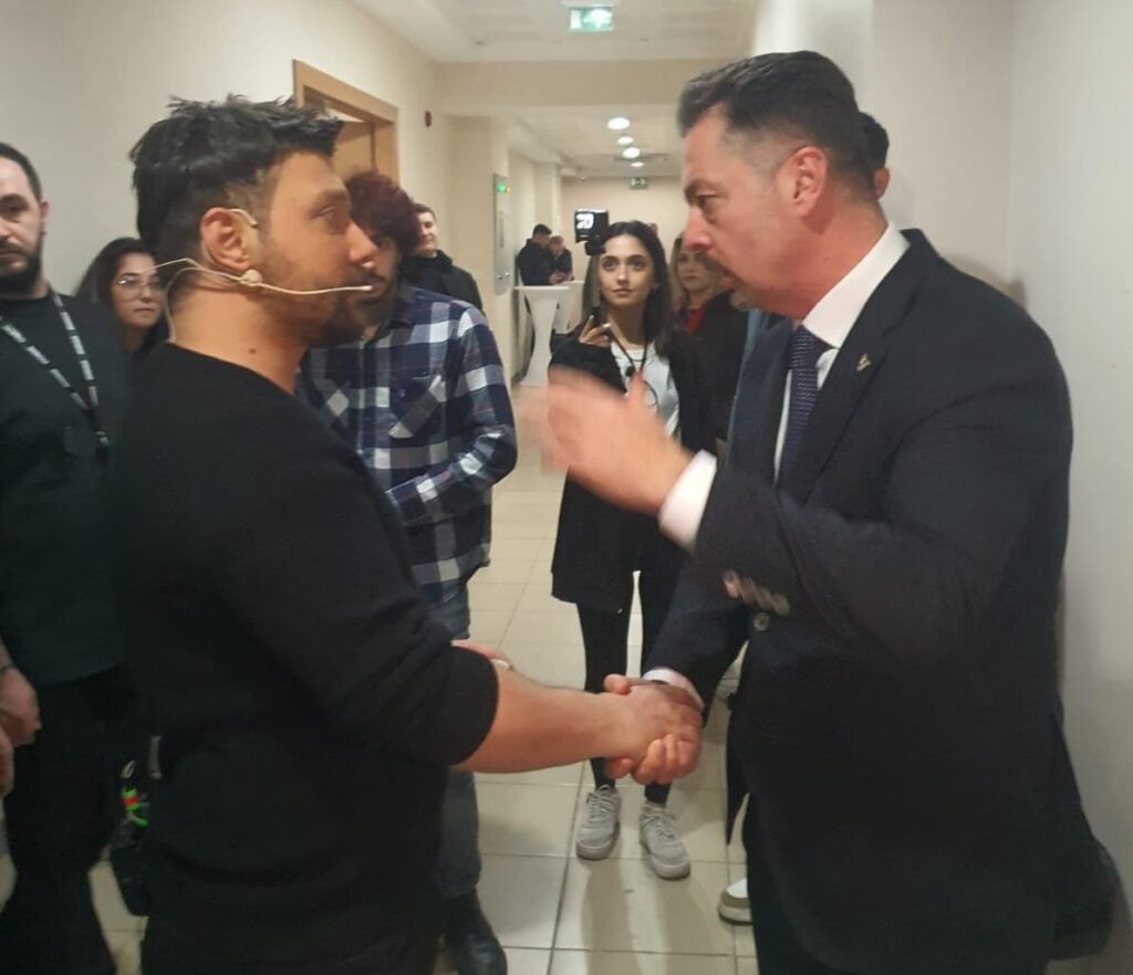 Umut Çınar, Sosyal Medya Üzerinden Gençlerle Samimi İletişim Kuruyor.! Gelen Kutusu