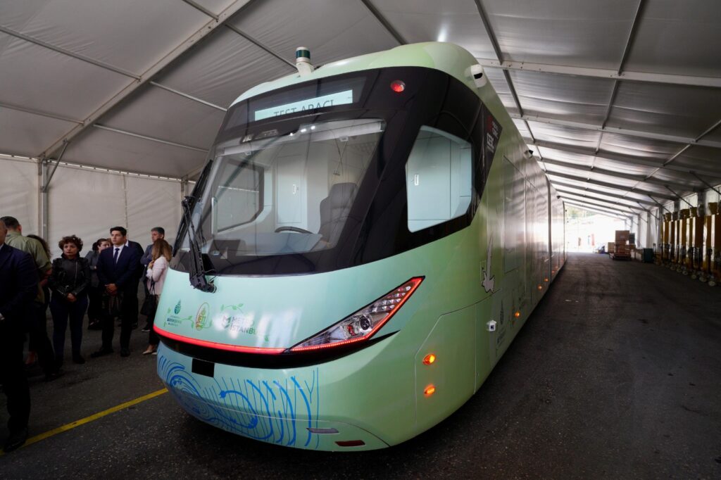 ELEKTRİKLİ METROBÜSÜN TEST SÜRÜŞÜNDE DÜĞÜN DAVETİ ALDI
