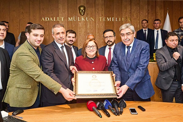 BAŞKAN ŞAHİN:MAZBATAYI 2 MİLYON ŞEHİRDEKİ HER BİR KARDEŞİM ADINA ALIYORUM
