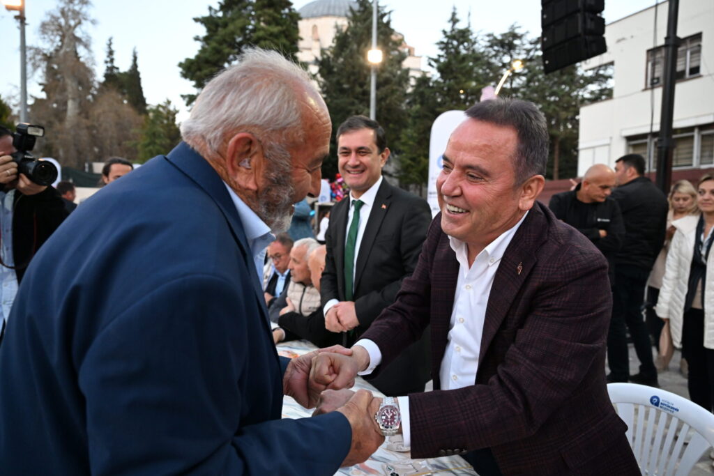 BAŞKAN BÖCEK ELMALI DA İFTAR YEMEĞİ VERDİ