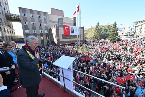 MANSUR YAVAŞ ETİMESGUT’TA DEVİR TESLİM TÖRENİNE KATILDI: “HİÇ KİMSEYİ AYIRMAYACAĞIZ