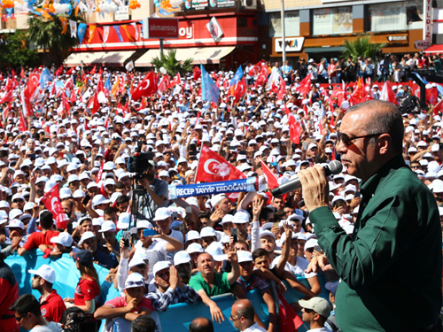 Türkiye Gibi Ülkelerde Daha Fazla Gencin Siyasete Katılması Önemli