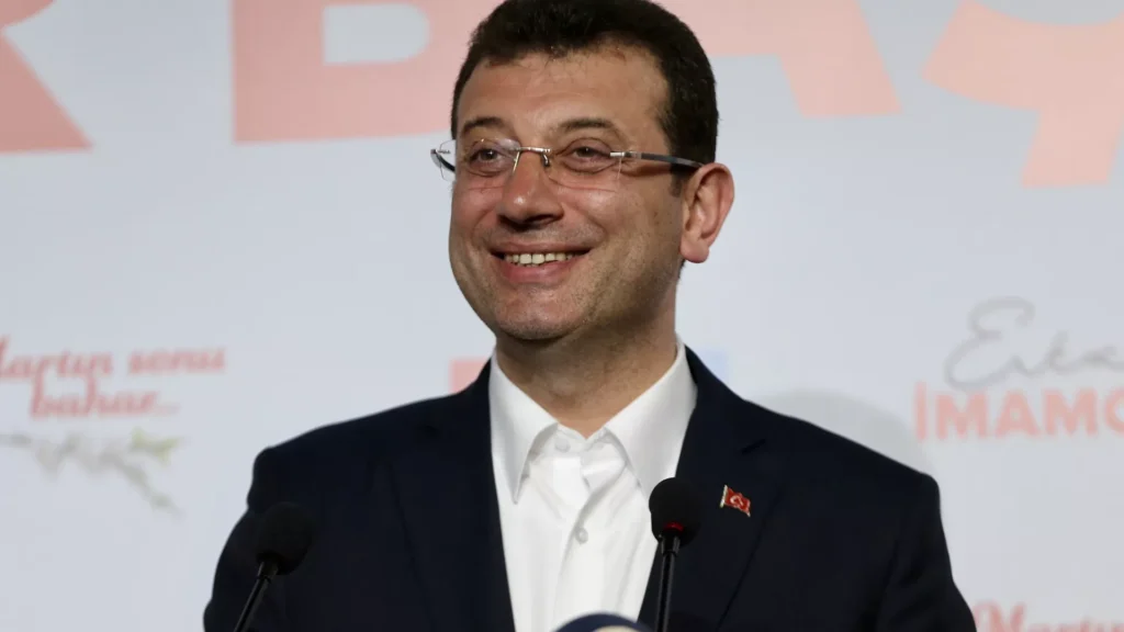 İBB Başkanı Ekrem İmamoğlu, Mesai Arkadaşlarıyla Bayramlaştı.