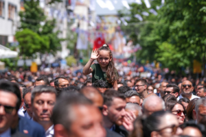 CHP Genel Başkanı Özgür Özel, Mesir Macunu Festivali’nde: “Bugün Siyaset Yok, Manisalılık Ruhu Burada