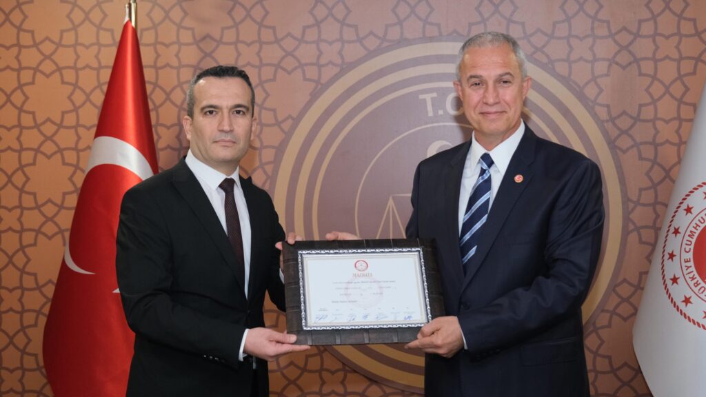 Alanya Belediye Başkanı seçilen Osman Tarık Özçelik, düzenlenen törenle mazbatasını aldı.