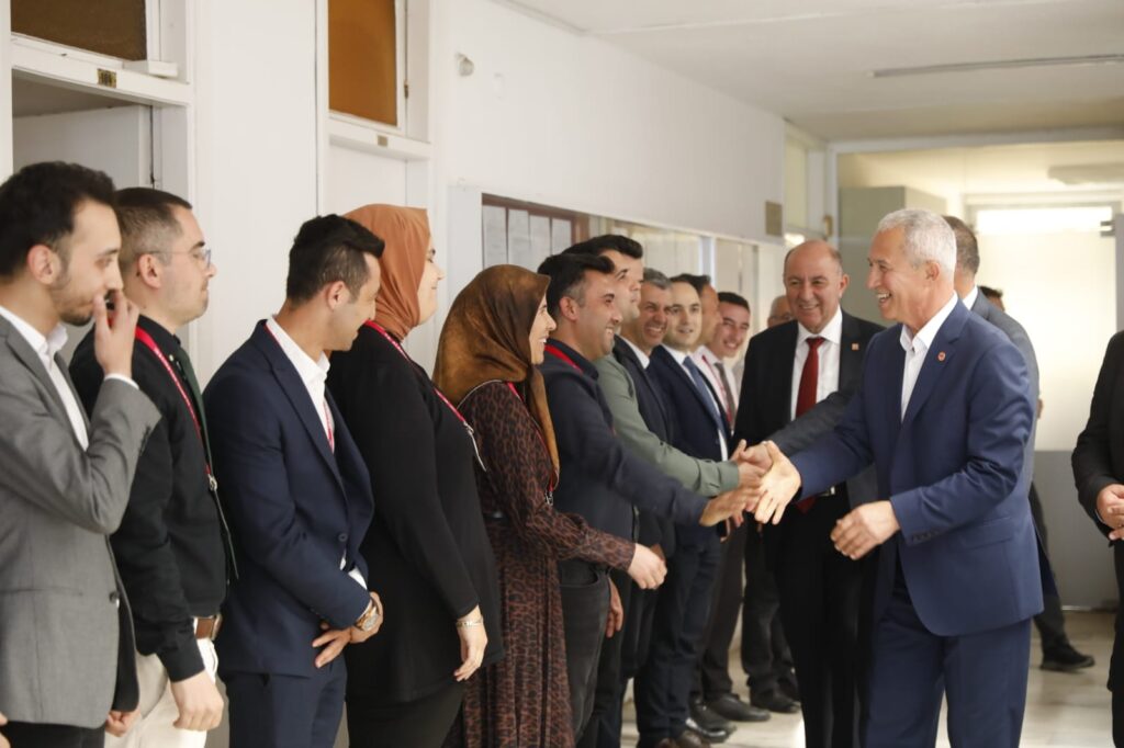 BAŞKAN ÖZÇELİK BELEDİYE PERSONELİYLE BAYRAMLAŞTI