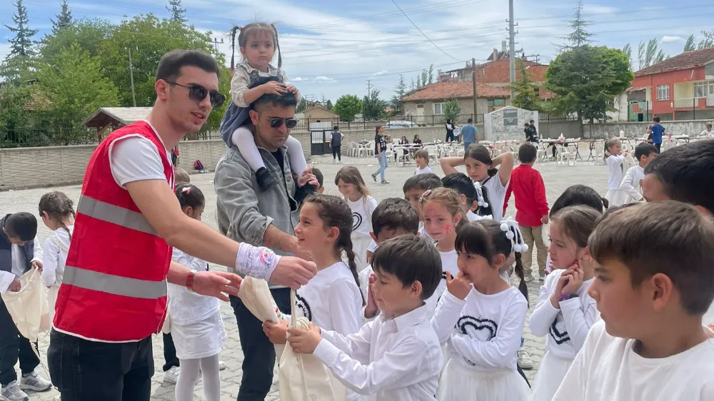 Genç Kızılay ve Gastronomi Kulübü’nden Sinanpaşa Küçükhüyük Köyü’nde Anlamlı Etkinlik