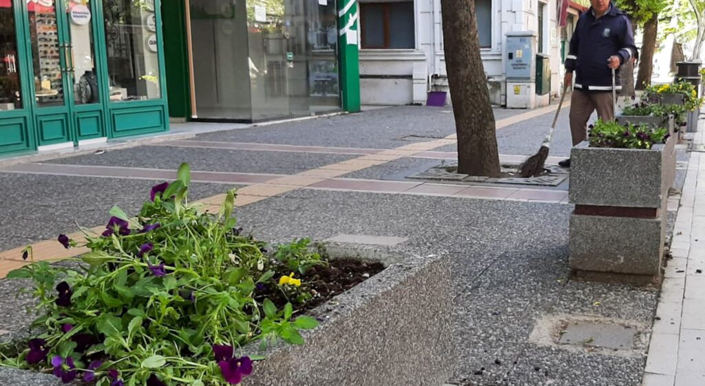YALOVA RENK RENK ÇİÇEKLERLE GÜZELLEŞİYOR