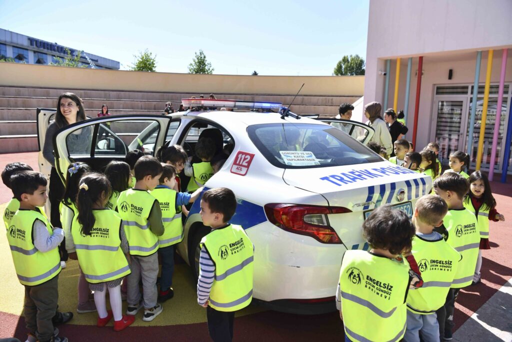 ENGELSİZ ÇOCUK GÜNDÜZ BAKIMEVİ ÜYESİ MİNİKLER TRAFİK KURALLARINI UYGULAMALI ÖĞRENDİ