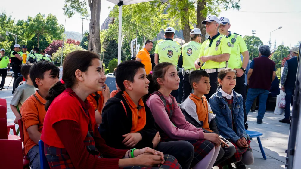 Afyonkarahisar’da Trafik Haftası Etkinliği: Çocuklar İçin Trafik Eğitimi Verildi