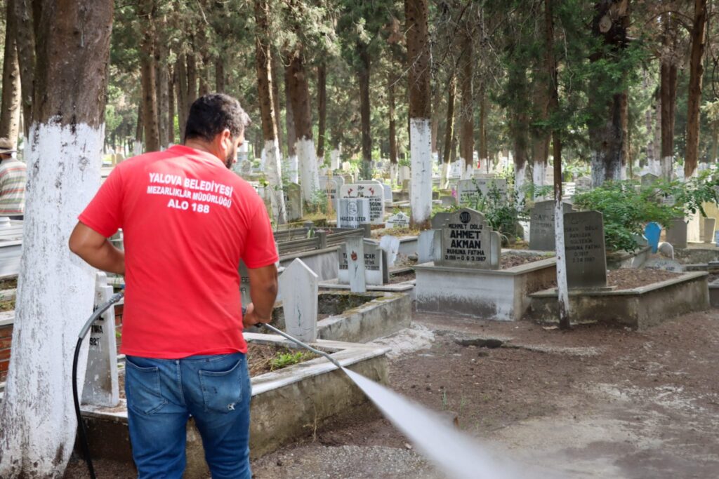 YALOVA DA MEZARLIKLARDA BAYRAM TEMİZLİĞİ