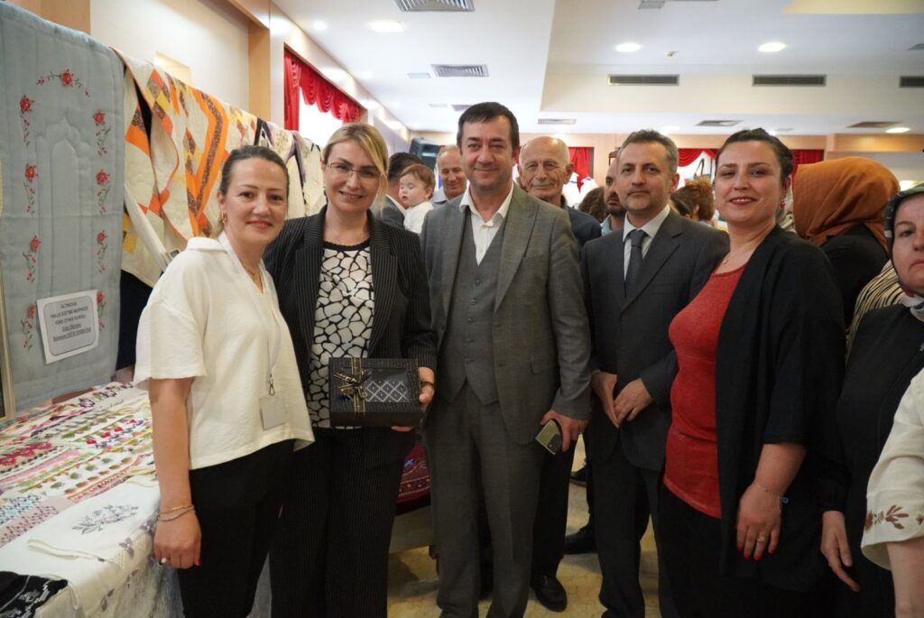 ALTINOVA’DA YILSONU SERGİSİ GÖZ KAMAŞTIRDI