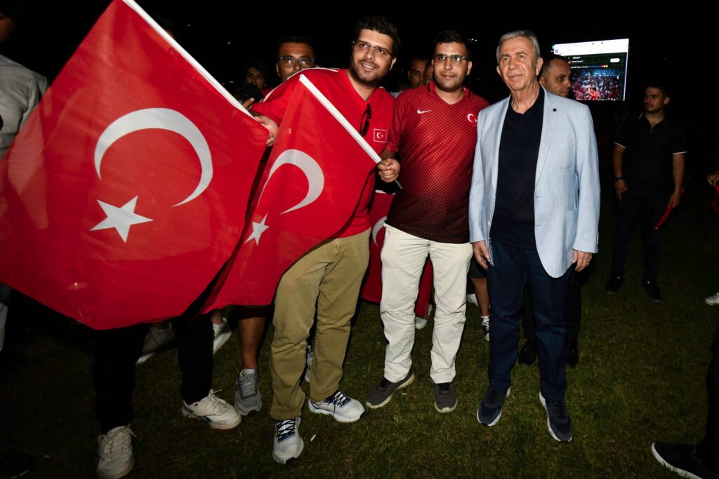 MANSUR YAVAŞ MİLLİ MAÇI BAŞKENTLİLERLE BİRLİKTE İZLEDİ