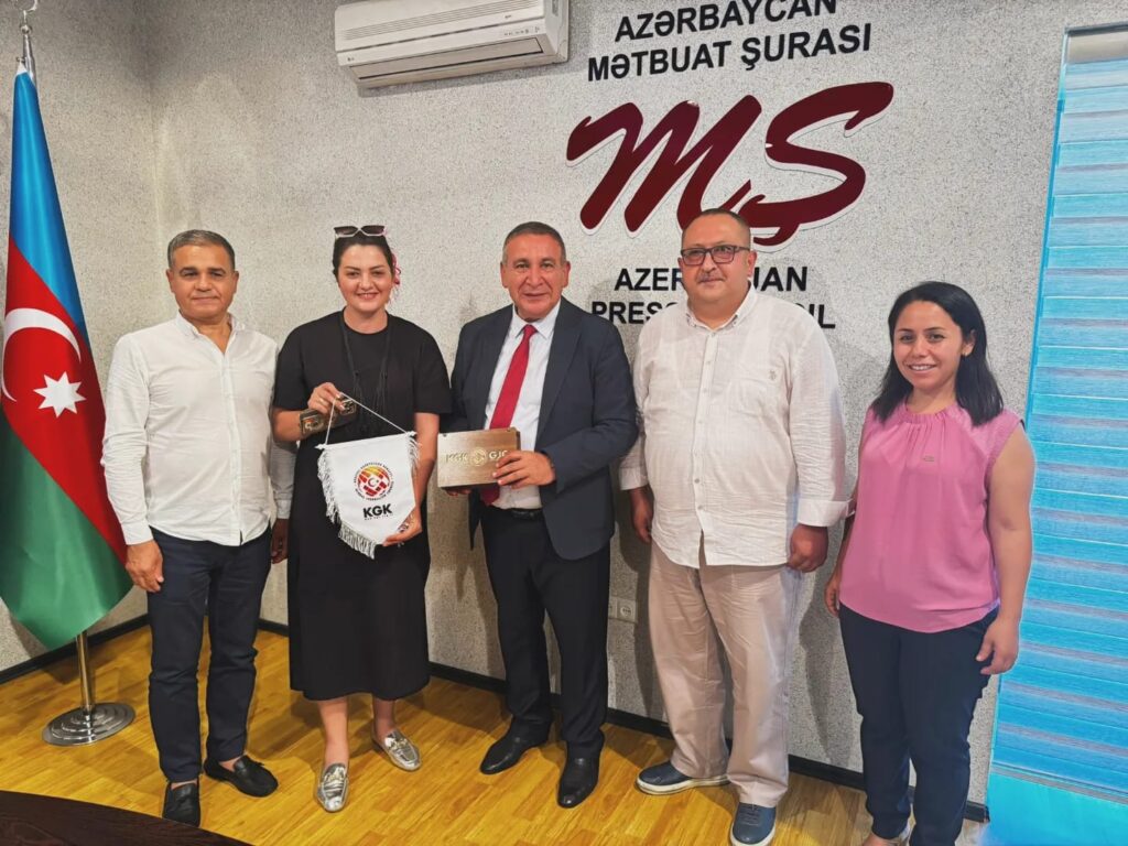 Azerbaycan’da Alanya Aktif Gazeteciler Cemiyeti rüzgarı Alanya Aktif Gazeteciler Cemiyeti (ALGC) Başkanı Ferit Kesen ve Yönetim Kurulu Üyeleri, Bakü’de Azerbaycan Mətbuat Şurası’nı ziyaret ettiler.