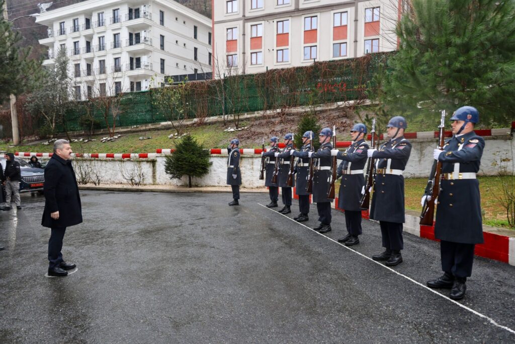 Artvin Valisi Ergün, Jandarma Komutanlığından brifing aldı – Birlik Haber Ajansı