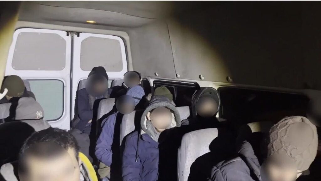Kars’ta jandarma ekipleri 14 düzensiz göçmen ve iki organizatör yakalandı – Birlik Haber Ajansı