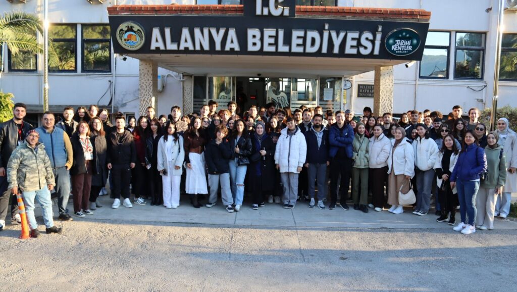 Antalya’nın En Kalabalık Çevre Temizlik Etkinliğinin Ardından Gençler Çevre Çalıştayında Buluştu