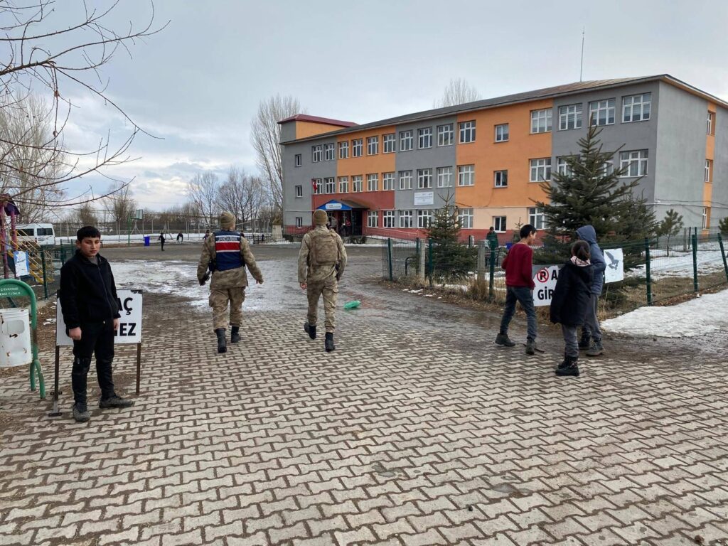 Kars’ta “Huzurlu Okul Önleri ve Huzurlu Sokaklar” uygulaması gerçekleştirildi – Birlik Haber Ajansı