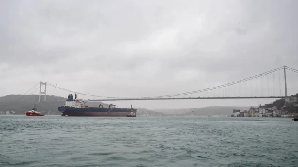 İstanbul Boğazı'nda gemi trafiğine "sis" engeli
