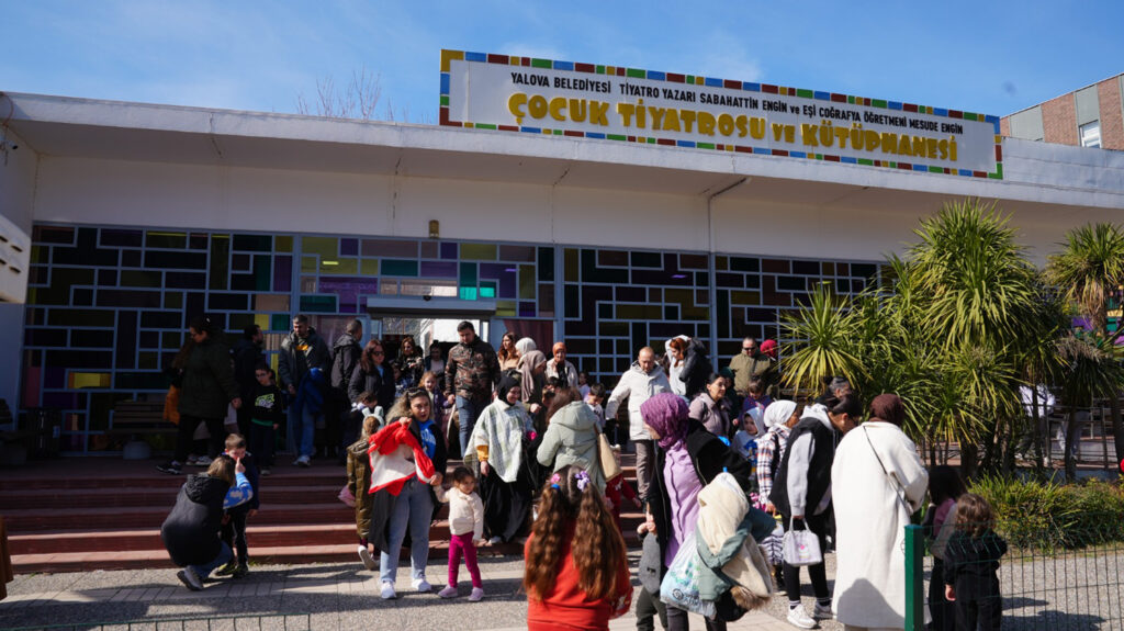 Yalova Belediye Çocuk Tiyatrosu tarafından ve minik izleyicilere oyun