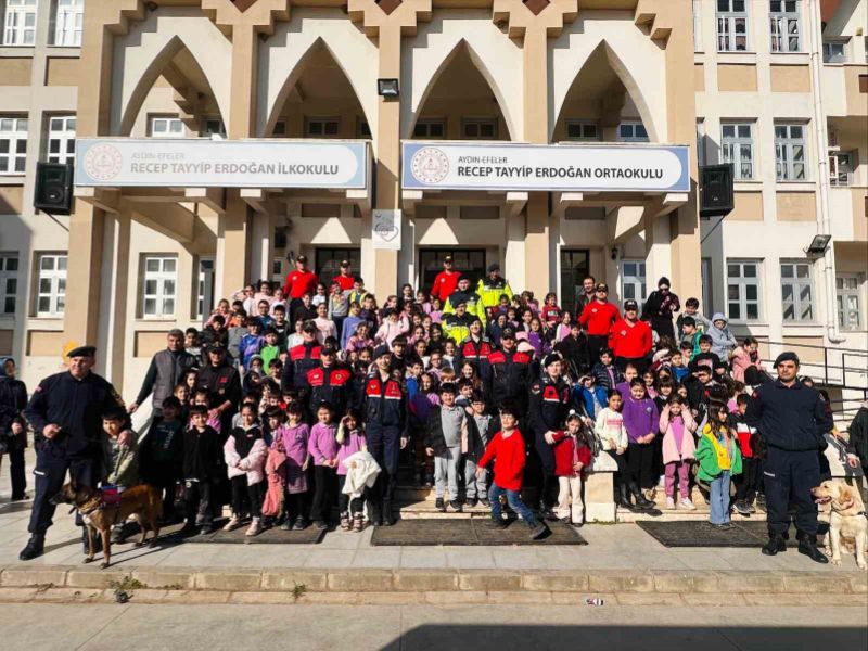 Aydın’ın Efeler ilçesinde ilkokul ve ortaokul öğrencilerine jandarmanın tanıtımı yapıldı