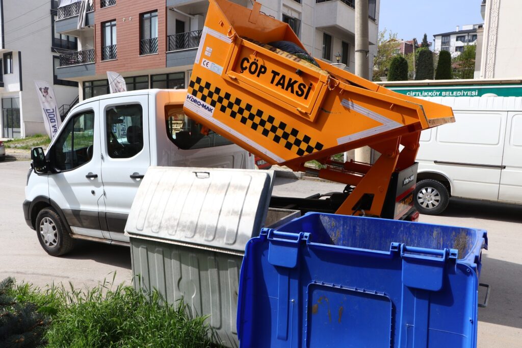 Çiftlikköy’de Çöp Taksi aracı hizmet vermeye başladı.
