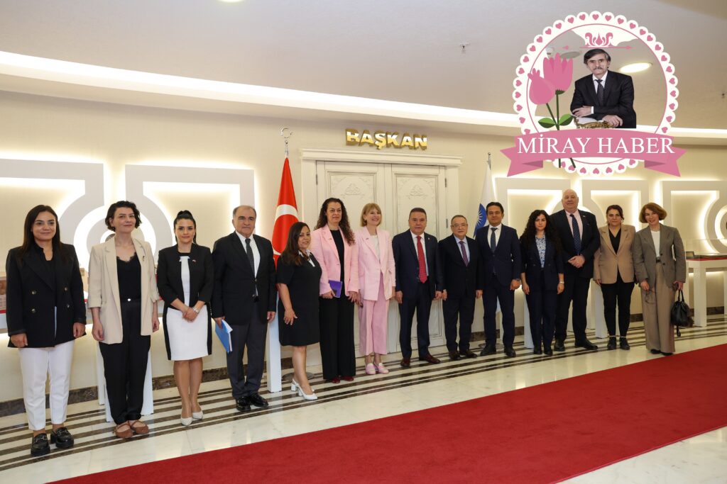 BAŞKAN BÖCEK İNGİLİZ TURİSTLER ANTALYA’YI ÇOK SEVİYOR