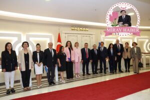 BAŞKAN BÖCEK İNGİLİZ TURİSTLER ANTALYA’YI ÇOK SEVİYOR