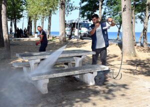 Sahil Bandı’nda; taş banklar, mangal alanları
