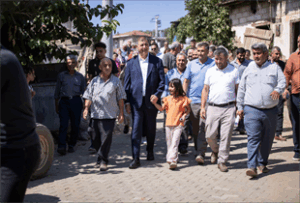 Çocuklar Başkan Tugay’a yoğun sevgi gösterisinde bulundu