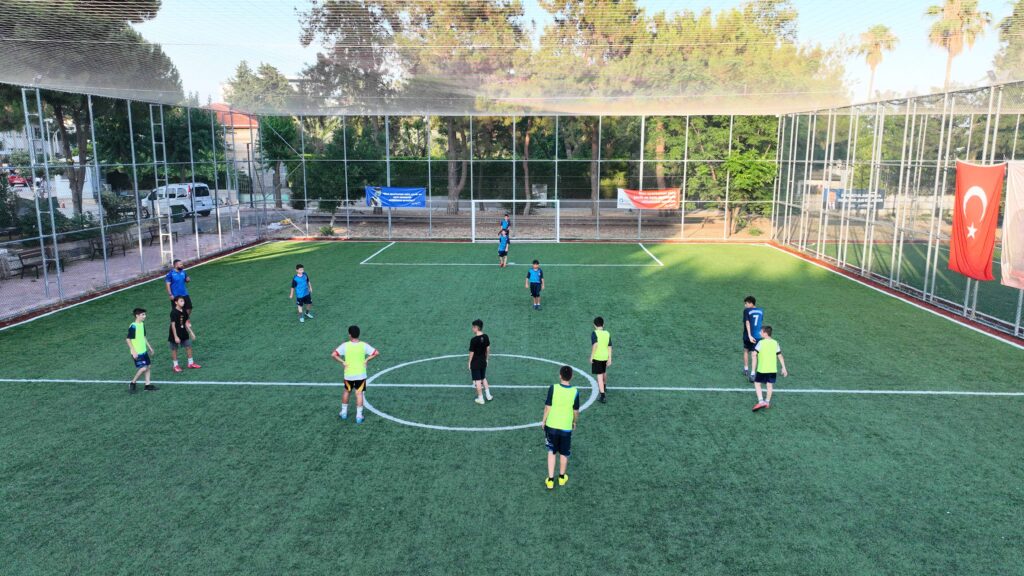 Antalya da futbol becerilerini geliştirmeyi, takım ruhu ve spor kültürü erken yaşatıyor