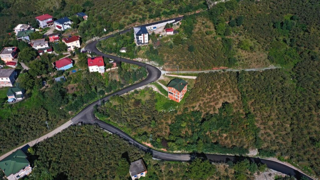 Ordu Büyükşehir Yıldızlı Mahallesinde sıcak asfalt çalışması gerçekleştiriyor.