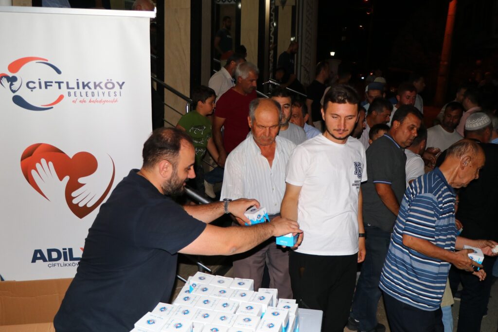 Çiftlikköy Belediyesi İlçe Halkının Kandilini Kutladı İkramlar Dağıtı