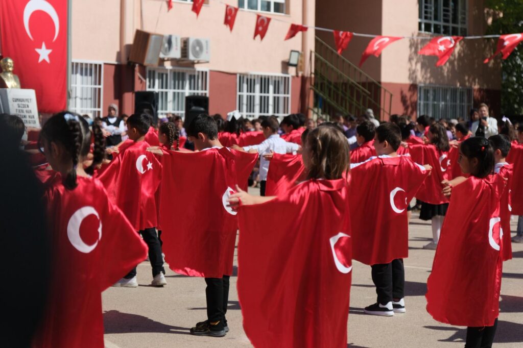 YALOVA ÇİFLİKKÖY DE MİNİKLERİN OKUL HEYCANI BAŞLADI