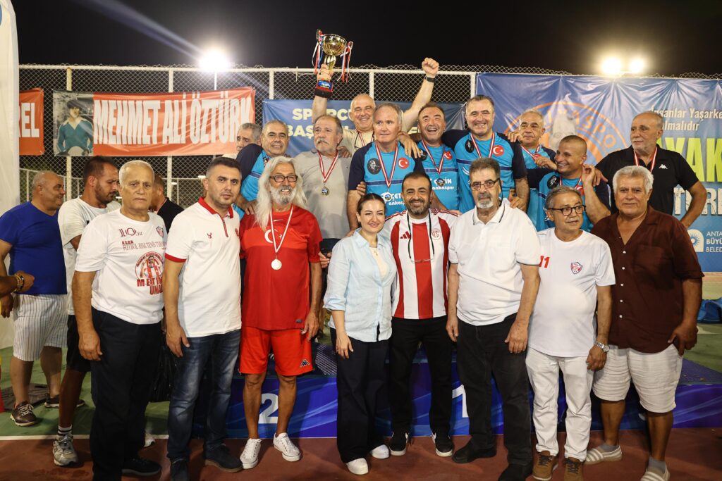 EFSANELER YAŞARKEN ONURLANDIRILIYOR