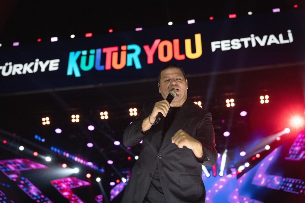 Gaziantep Gastronomi Festivalin de Kubat şarkılarını alanı dolduran için söyledi.