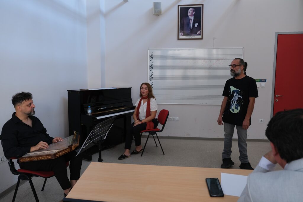 Öğrenciler, belediye korolarda ve çeşitli etkinliklerde sahne alma imkanı da bulacak.