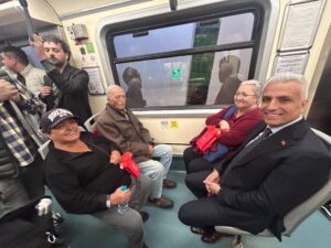 İETT’DEN YAŞLILARA ANLAMLI HEDİYELER