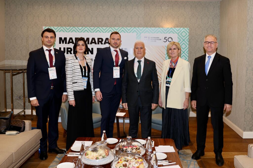 Başkanı Mustafa Bozbey de foruma katılan yabancı heyetlerle görüşerek fikir alışverişinde bulundu.