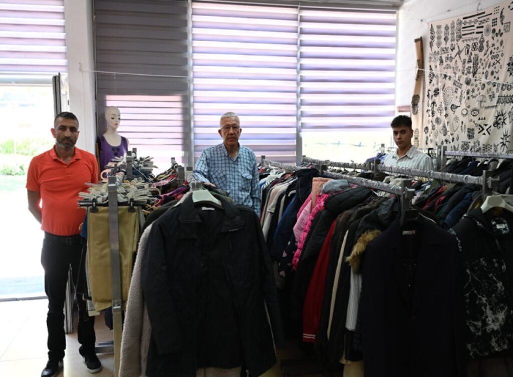 İHTİYAÇ SAHİPLERİNE GİYİSİ YARDIMINI DA HALKIN YANINDAYIZ