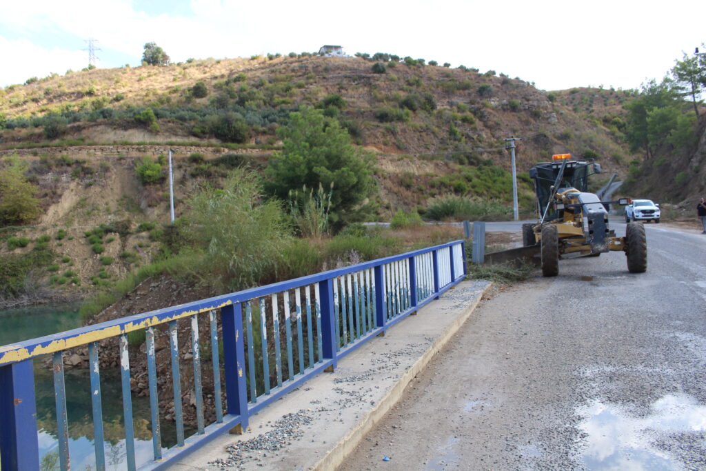 Manavgat’ta şarampol temizlik çalışması
