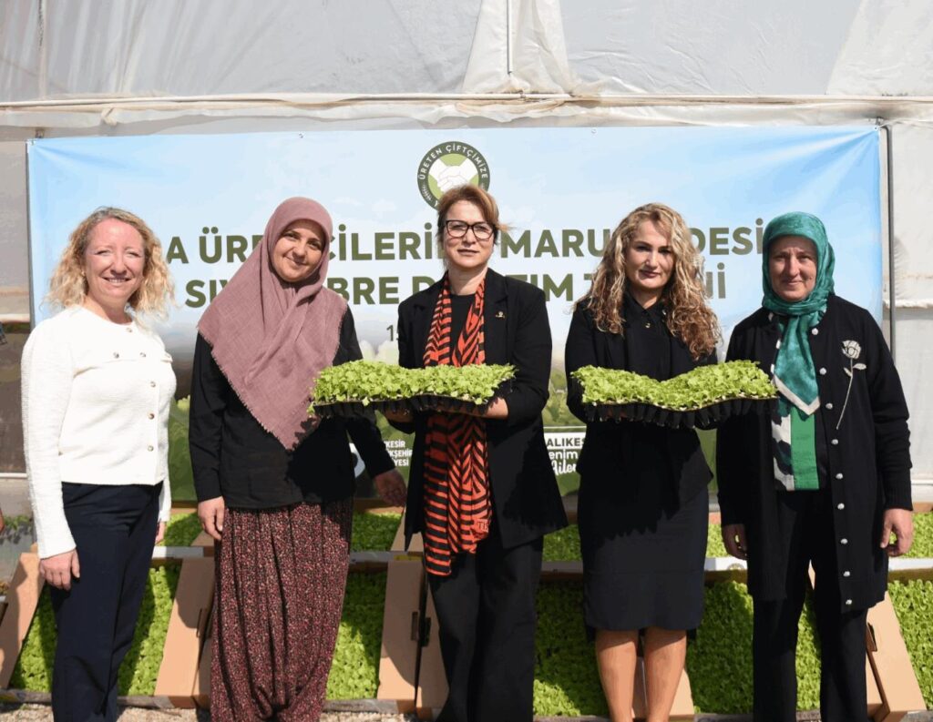 TOPRAK, KADIN ÜRETİCİLERİMİZİN ELİNDE DEĞER BULUYOR