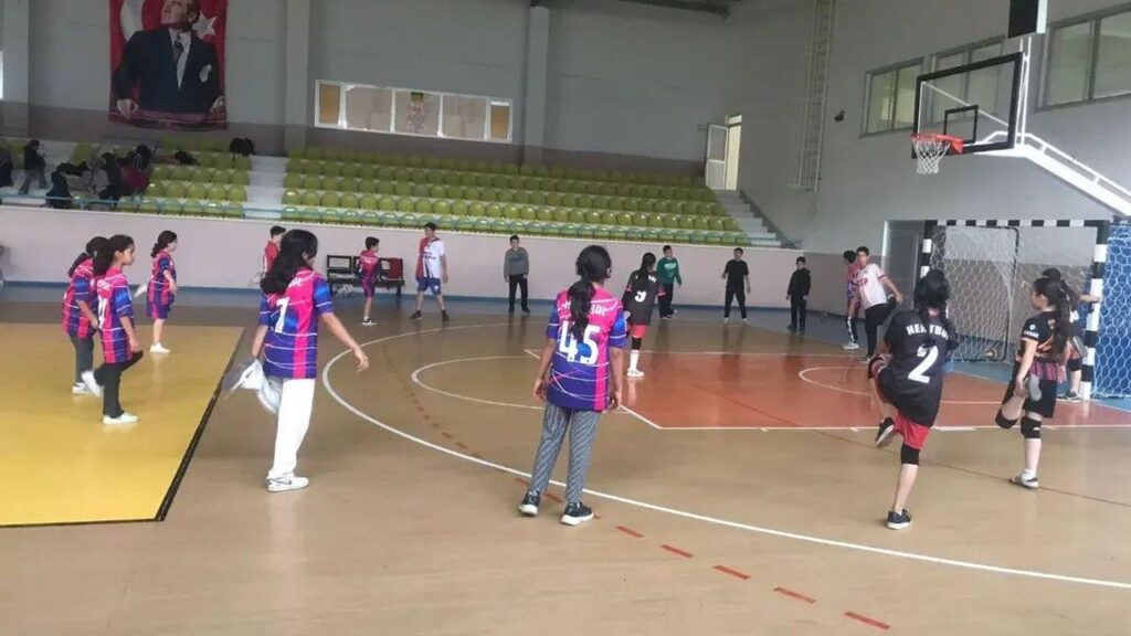 Kağızman’da GSB Spor okulları hentbol antrenmanları sürüyor – Birlik Haber Ajansı