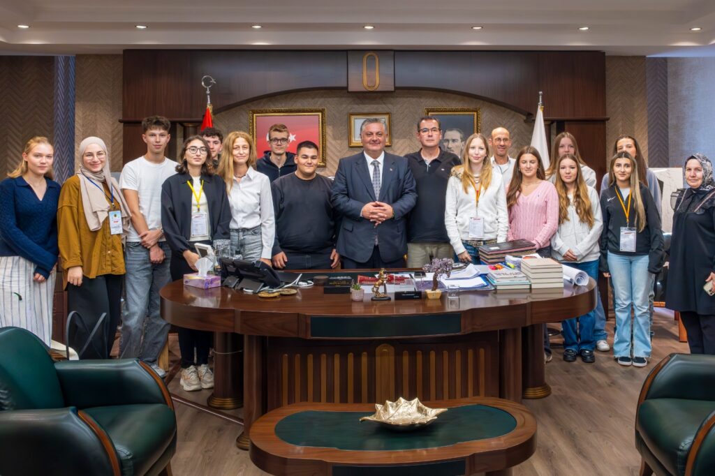 Gürel, kardeş şehir ilişkilerinin özellikle gençler üzerinden iki toplum arasındaki Güçlendiriyor