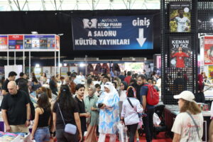 Antalya Kitap Fuarı, yazarlarla okurlar bir araya geldi