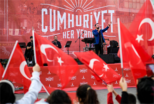 İzmir de  Cumhuriyet Rüzgarı Çeşitli sevinçlele Anılacak