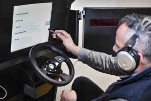 Göz takip teknolojisi ve nabız sensörleriyle sürücü performansını ölçen sistem