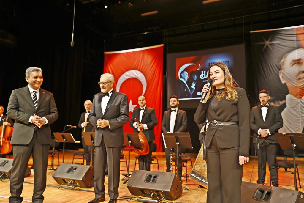 Atatürk’ün sevdiği Müziğinin Seçkin Eserlerini Seslendiren İsmail Hakkı Beye Plaket