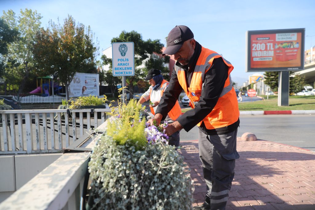 ANTALYA ŞEHİR MERKEZİ KIŞINDA BİR BAŞKA RÜYA GİBİ RENGARENK