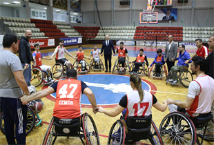 İzmir Spor Kulübü 20 yıldır ligden düşmeyen üç takımdan biri olmayı başardı.
